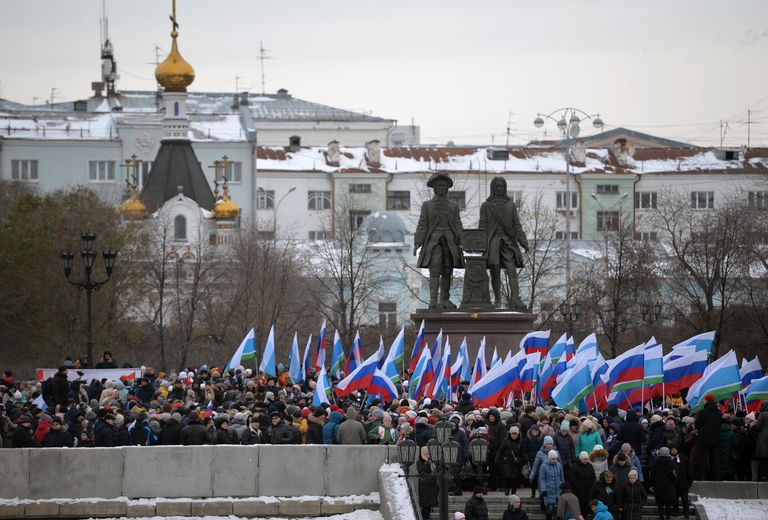 Жители города Екатеринбурга во время шествия, посвященного празднованию Дня народного единства Жители города Екатеринбурга во время шествия, посвященного празднованию Дня народного единства