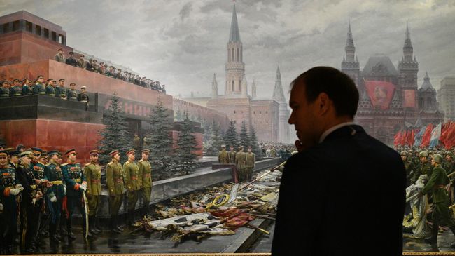 Посетитель перед картиной Михаила Хмелько Триумф победившей Родины на выставке Память поколений: Великая Отечественная война в изобразительном искусстве