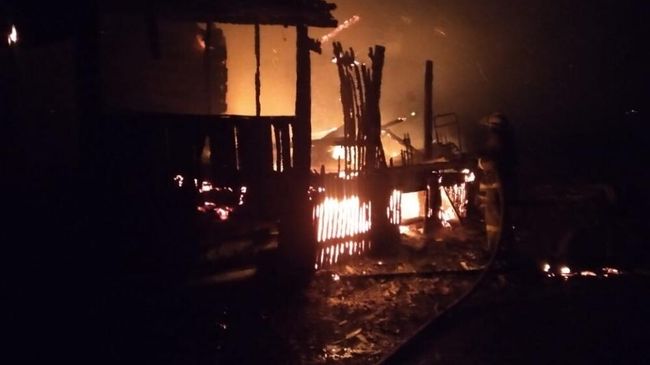 Пожар на улице Ведерникова в селе Верхнее Татышлы в Татышлинском районе Башкирии Пожар на улице Ведерникова в селе Верхнее Татышлы в Татышлинском районе Башкирии