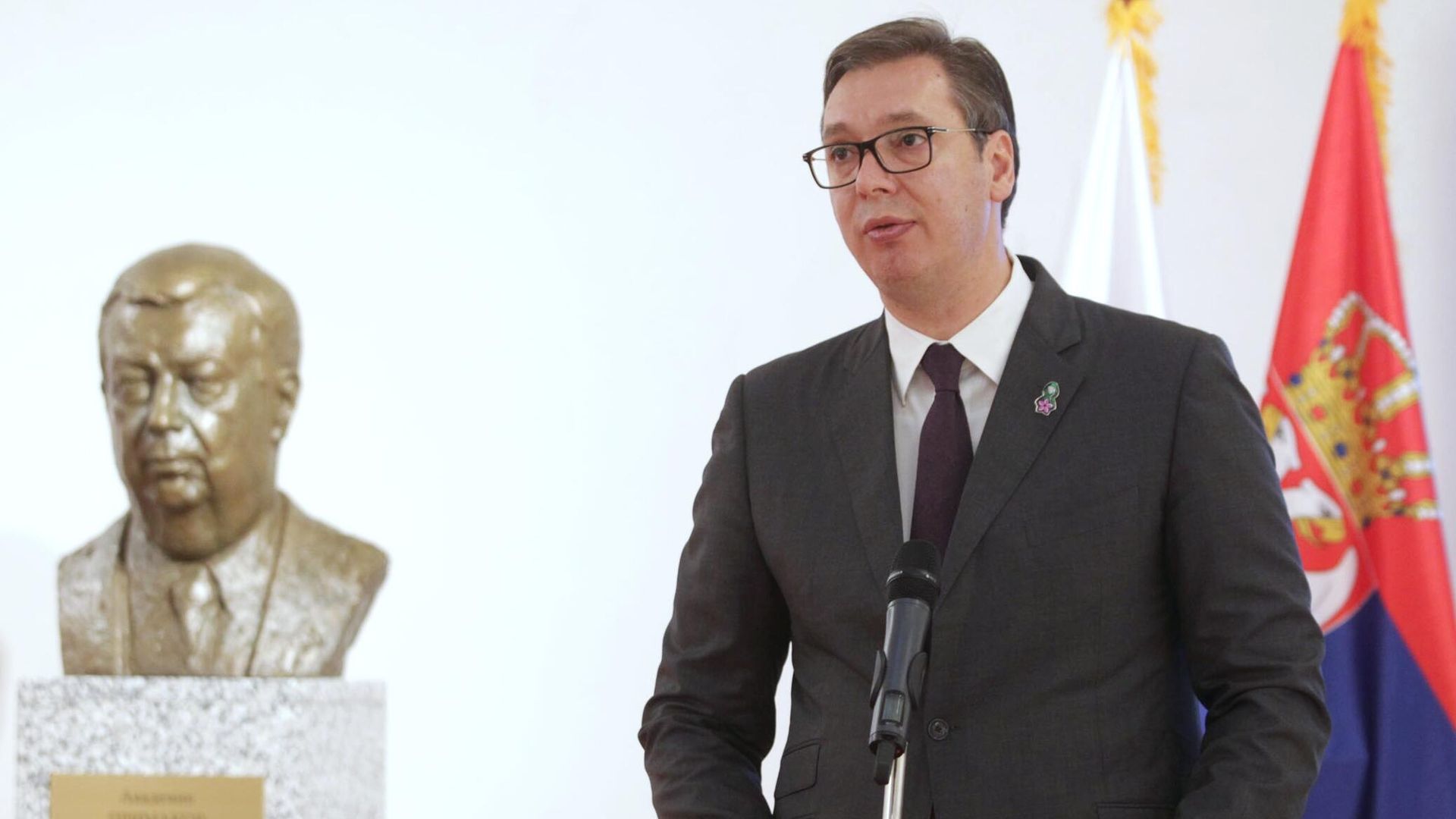 Президент Сербии Александр Вучич на церемонии открытия памятного бюста Евгению Примакову в Российском центре науки и культуры в Белграде Президент Сербии Александр Вучич на церемонии открытия памятного бюста Евгению Примакову в Российском центре науки и культуры в Белграде - РИА Новости, 1920, 28.11.2020