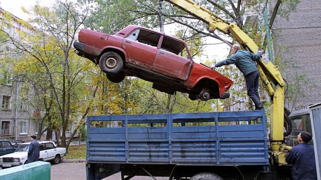 Уборка брошенных на улицах Москвы автомобилей