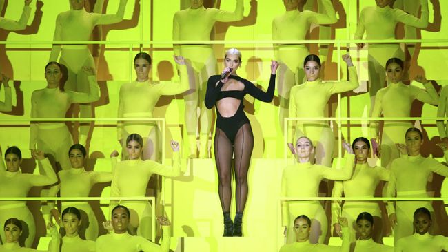 Певица Дуа Липа выступает на церемонии награждения MTV Europe Music Awards Певица Дуа Липа выступает на церемонии награждения MTV Europe Music Awards