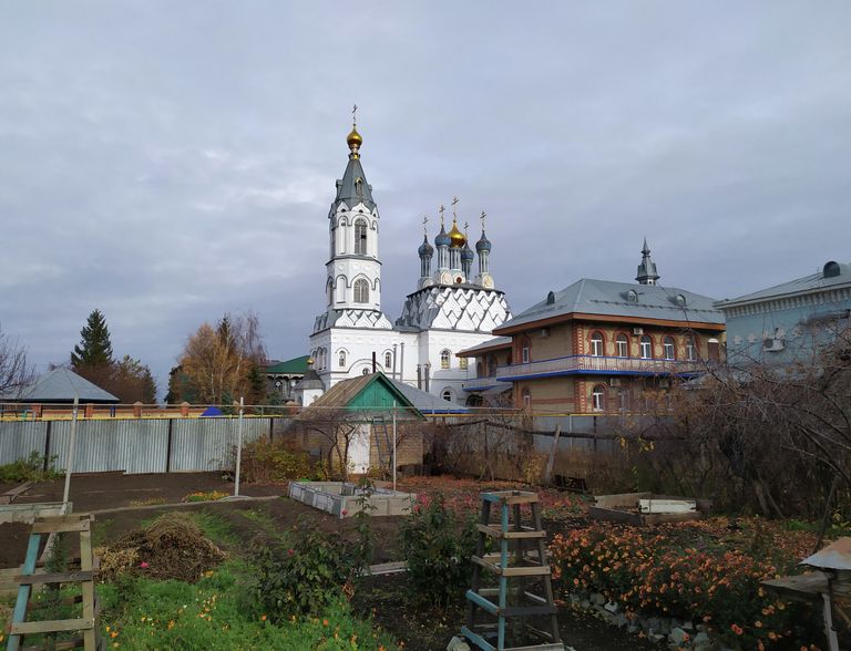 Вид на домовой храм Стремских и корпуса, где жили приемные дети Вид на домовой храм Стремских и корпуса, где жили приемные дети