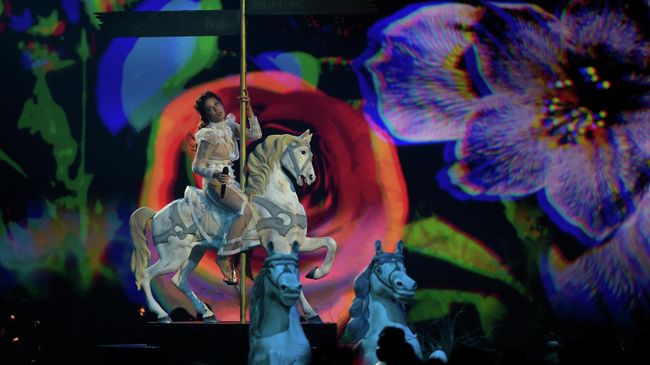 Певица Холзи выступает на церемонии награждения MTV Europe Music Awards Певица Холзи выступает на церемонии награждения MTV Europe Music Awards