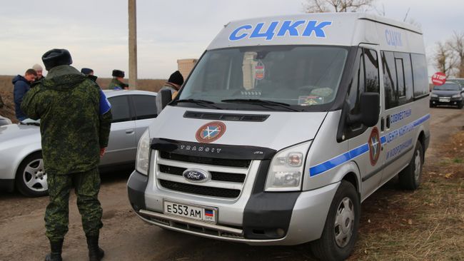 Автомобиль СЦКК в селе Петровское в Донецкой области