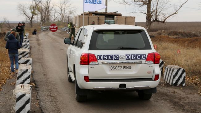 Автомобили специальной мониторинговой миссии ОБСЕ в селе Петровское Автомобили специальной мониторинговой миссии ОБСЕ в селе Петровское