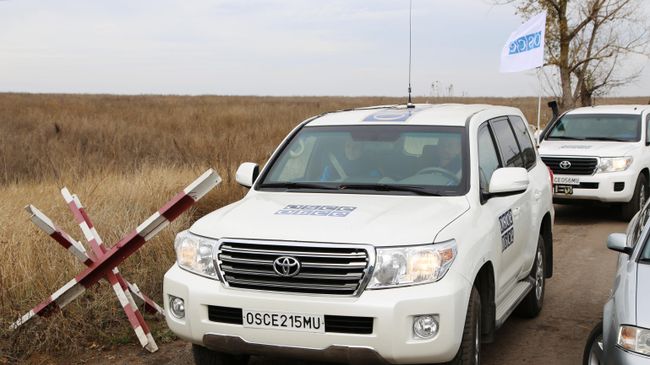 Автомобили специальной мониторинговой миссии ОБСЕ в селе Петровское Автомобили специальной мониторинговой миссии ОБСЕ в селе Петровское