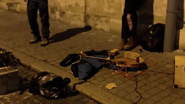 На месте нападения на уличного музыканта во Львове На месте нападения на уличного музыканта во Львове
