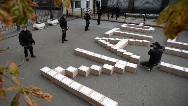 Коробки с подписями украинцев в поддержку проведения референдума о вступлении Украины в систему коллективной безопасности НАТО Коробки с подписями украинцев в поддержку проведения референдума о вступлении Украины в систему коллективной безопасности НАТО
