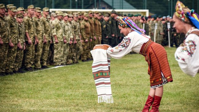 Женщины в национальных украинских костюмах встречают хлебом-солью военнослужащих НАТО в селе Старычи Львовской области Женщины в национальных украинских костюмах встречают хлебом-солью военнослужащих НАТО в селе Старычи Львовской области