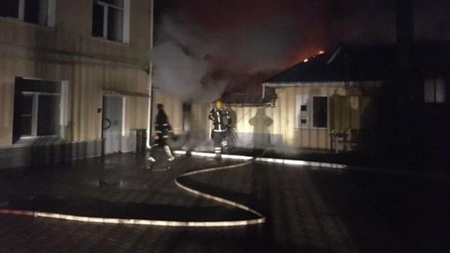Сотрудники МЧС во время ликвидации пожара на ювелирном заводе Диамант в поселке Красное-на-Волге в Костромской области Сотрудники МЧС во время ликвидации пожара на ювелирном заводе Диамант в поселке Красное-на-Волге в Костромской области