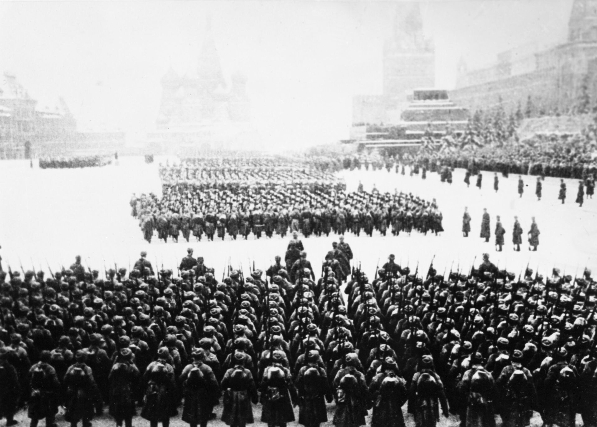 Военный парад на Красной площади в Москве 7 ноября 1941 года. После парада войска отправляются на фронт. Военный парад на Красной площади в Москве 7 ноября 1941 года. После парада войска отправляются на фронт. - РИА Новости, 1920, 03.11.2021