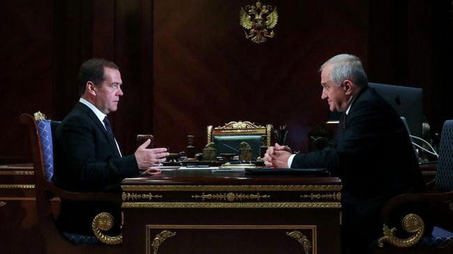 Председатель правительства РФ Дмитрий Медведев и руководитель Федеральной таможенной службы Владимир Булавин Председатель правительства РФ Дмитрий Медведев и руководитель Федеральной таможенной службы Владимир Булавин