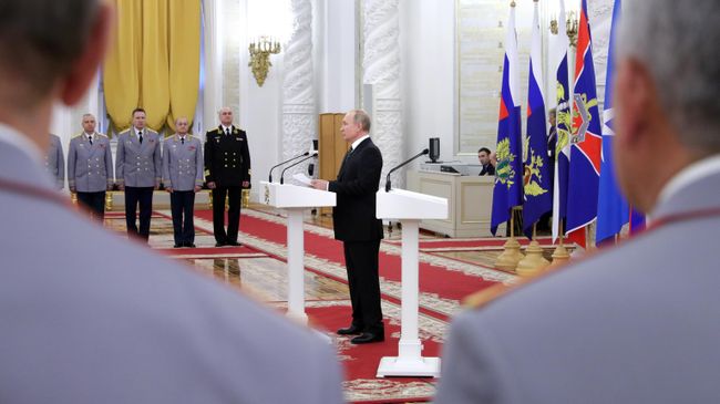 Президент РФ Владимир Путин выступает на встрече с группой офицеров по случаю их назначения на вышестоящие должности и присвоения высших воинских и специальных званий. 6 ноября 2019 Президент РФ Владимир Путин выступает на встрече с группой офицеров по случаю их назначения на вышестоящие должности и присвоения высших воинских и специальных званий. 6 ноября 2019