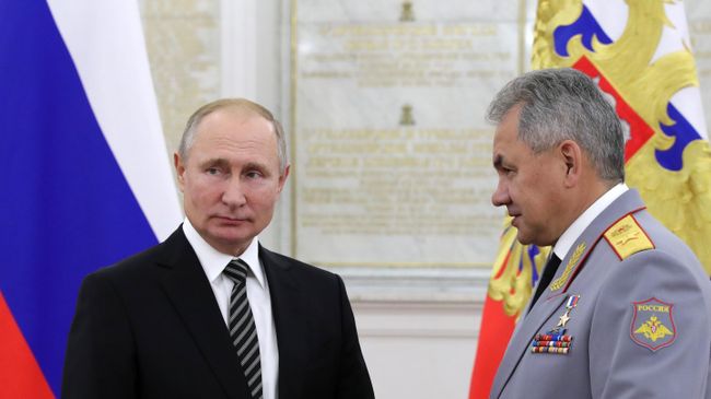 Президент РФ Владимир Путин и министр обороны РФ Сергей Шойгу Президент РФ Владимир Путин и министр обороны РФ Сергей Шойгу