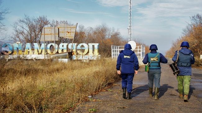 Сотрудники МЧС Луганской народной республики проводят разминирование территории Золотого-4 Сотрудники МЧС Луганской народной республики проводят разминирование территории Золотого-4