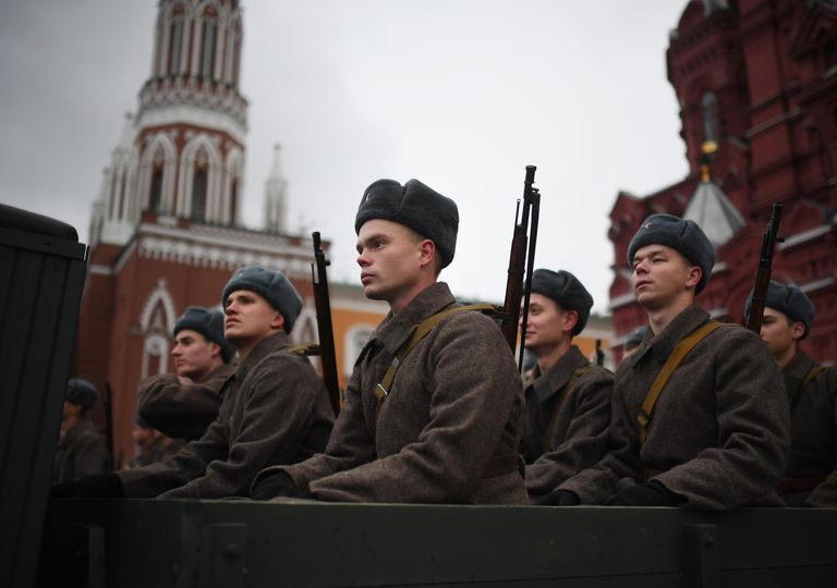 Участники марша, приуроченного к 78-й годовщине парада 1941 года на Красной площади Участники марша, приуроченного к 78-й годовщине парада 1941 года на Красной площади