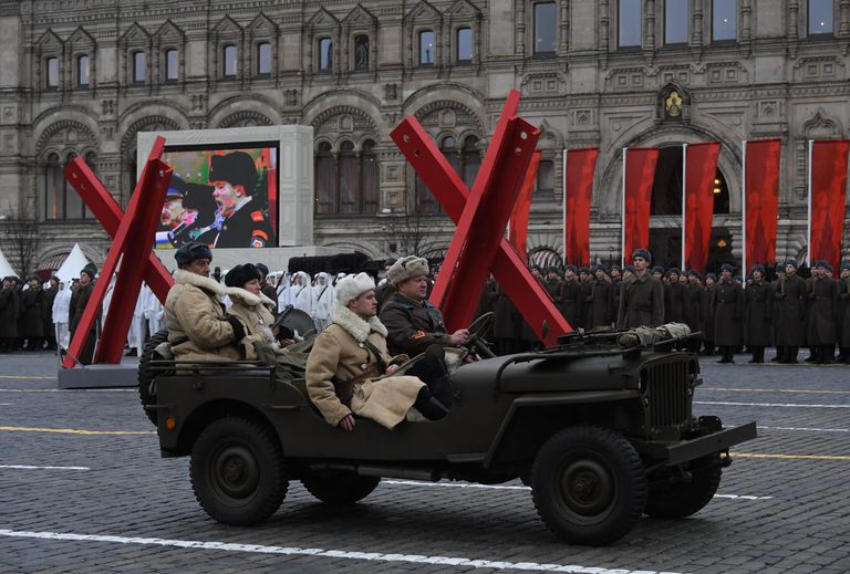 Участники марша, приуроченного к 78-й годовщине парада 7 ноября 1941 года на Красной площади Участники марша, приуроченного к 78-й годовщине парада 7 ноября 1941 года на Красной площади