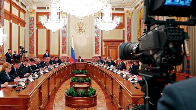Председатель правительства РФ Дмитрий Медведев проводит совещание с членами кабинета министров РФ Председатель правительства РФ Дмитрий Медведев проводит совещание с членами кабинета министров РФ