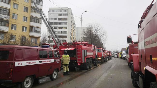 Пожарная техника у жилого дома на улице Дмитриева в Уфе, где произошел пожар Пожарная техника у жилого дома на улице Дмитриева в Уфе, где произошел пожар