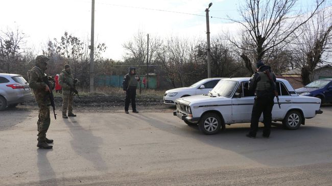 Украинские военнослужащие в районе поселка Золотое-4 Украинские военнослужащие в районе поселка Золотое-4