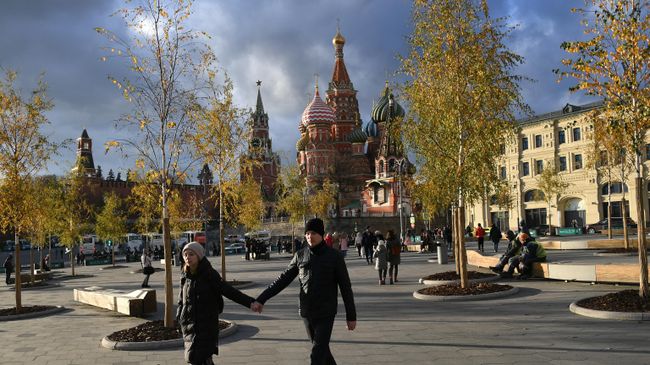 Молодые люди на Красной площади в Москве Молодые люди на Красной площади в Москве
