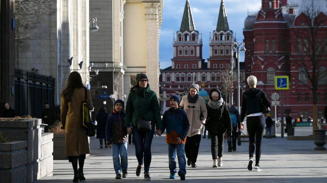 Прохожие на Манежной площади в Москве Прохожие на Манежной площади в Москве
