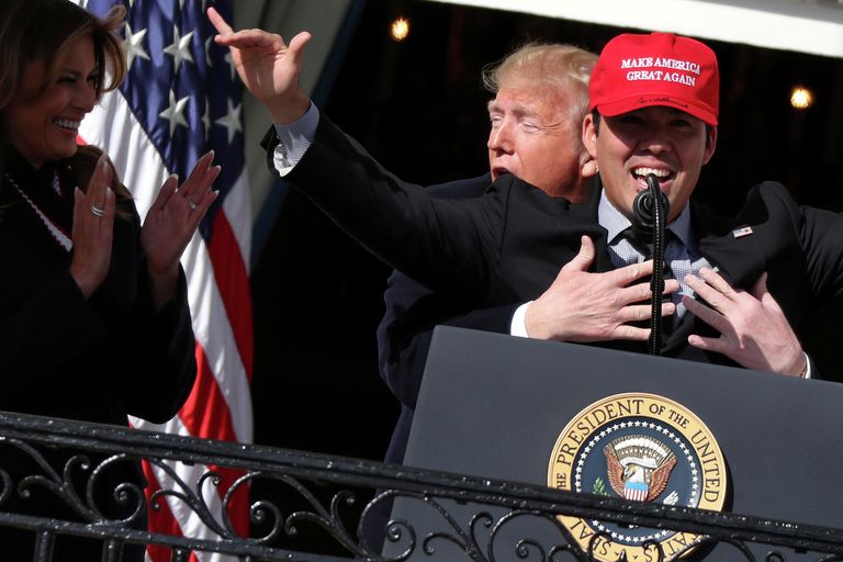 Президент США Дональд Трамп обнимает бейсболиста Вашингтон Нэшионалс Курта Сузуки во время визита команды в Белый дом Президент США Дональд Трамп обнимает бейсболиста Вашингтон Нэшионалс Курта Сузуки во время визита команды в Белый дом
