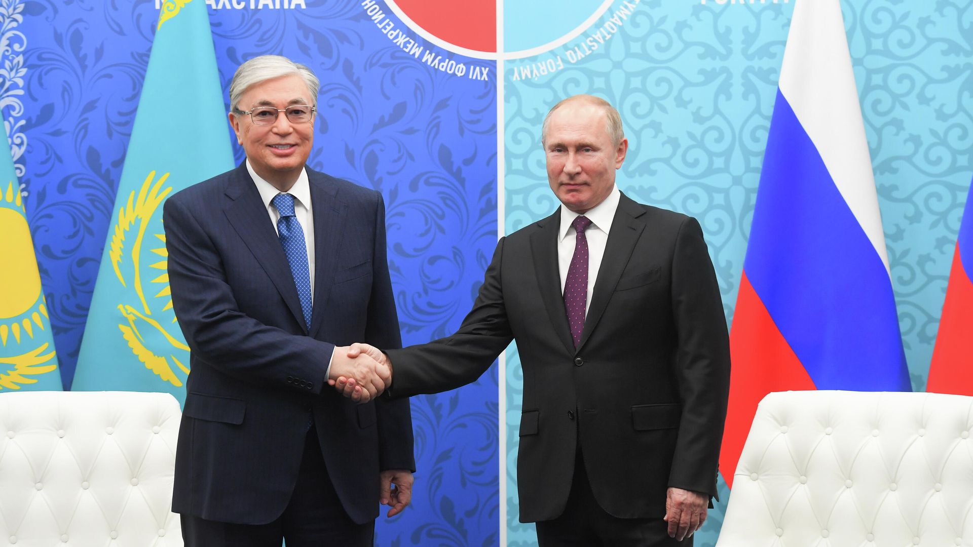 Президент РФ Владимир Путин и президент Казахстана Касым-Жомарт Токаев во время заседания XVI Форума межрегионального сотрудничества России и Казахстана Президент РФ Владимир Путин и президент Казахстана Касым-Жомарт Токаев во время заседания XVI Форума межрегионального сотрудничества России и Казахстана - РИА Новости, 1920, 14.12.2020