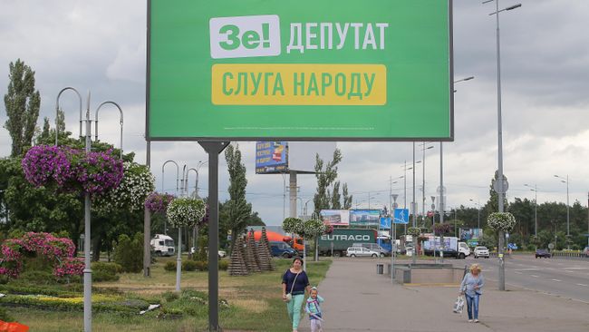 Агитационный плакат партии Владимира Зеленского Слуга Народа на одной из улиц в Киеве Агитационный плакат партии Владимира Зеленского Слуга Народа на одной из улиц в Киеве