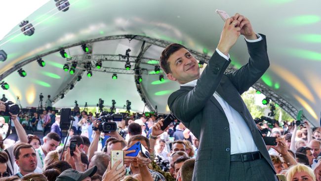 Президент Украины Владимир Зеленский на съезде партии Слуга народу Президент Украины Владимир Зеленский на съезде партии Слуга народу