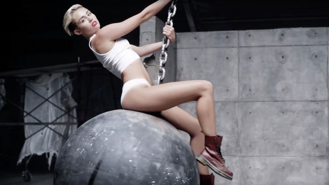 Стоп-кадр видео музыкального клипа Wrecking Ball исполнительницы Destiny Hope Cyrus Стоп-кадр видео музыкального клипа Wrecking Ball исполнительницы Destiny Hope Cyrus