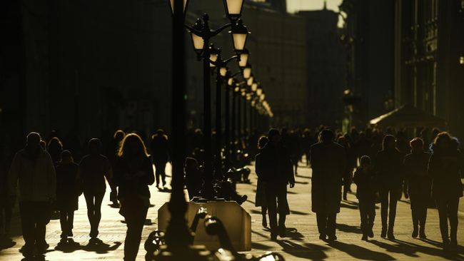 Поток людей на московской улице Поток людей на московской улице