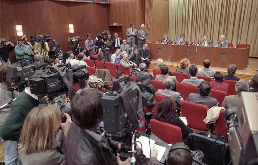 Пресс-конференция, на которой выступал Гюнтер Шабовски, 9 ноября 1989 Пресс-конференция, на которой выступал Гюнтер Шабовски, 9 ноября 1989