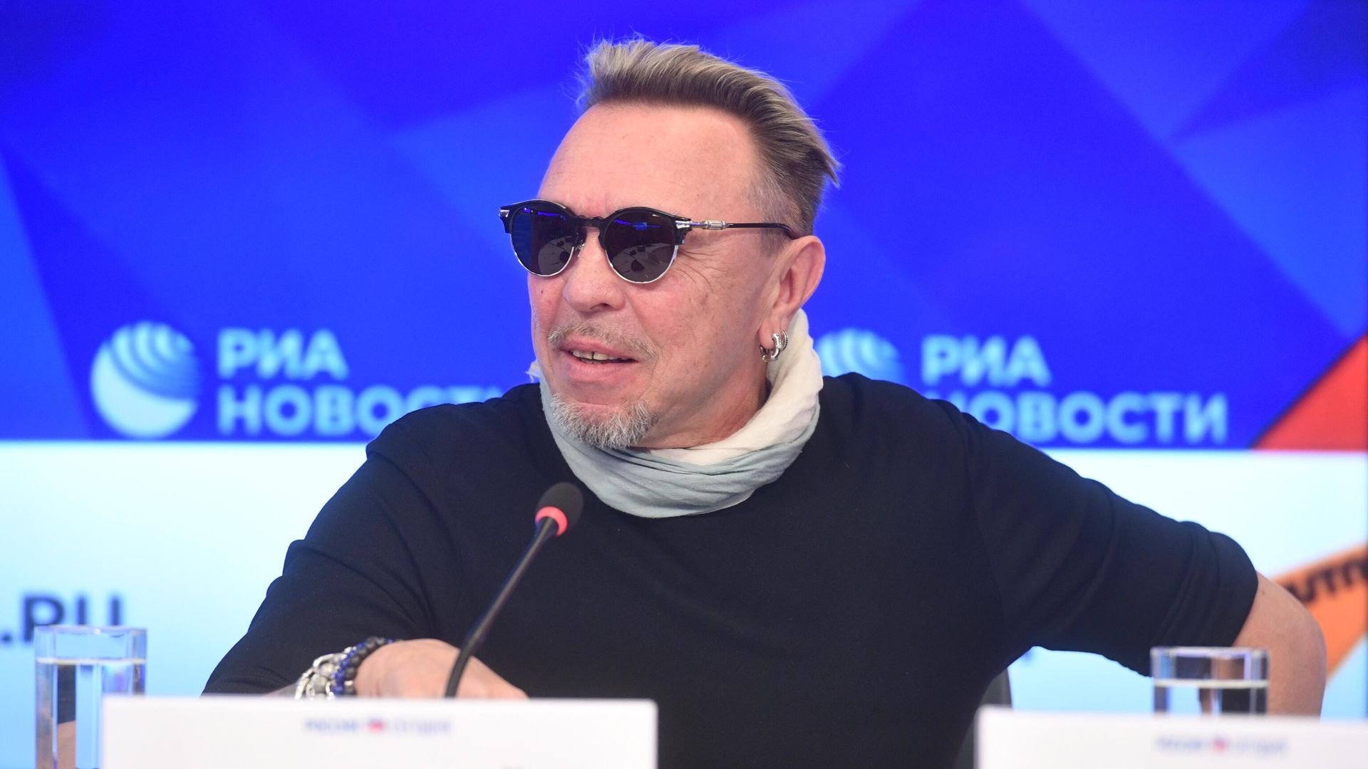 Рок-музыкант Гарик Сукачёв на творческой встрече в президентском зале МИА Россия сегодня в Москве Рок-музыкант Гарик Сукачёв на творческой встрече в президентском зале МИА Россия сегодня в Москве - РИА Новости, 1920, 14.08.2020