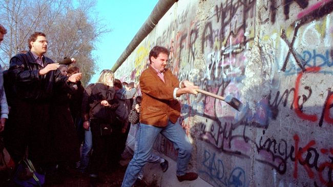 Житель Западного Берлина разрушает стену. 1989 год Житель Западного Берлина разрушает стену. 1989 год