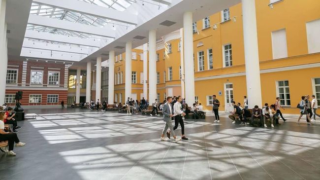 Студенты в здании Высшей школы экономики на Покровском бульваре Студенты в здании Высшей школы экономики на Покровском бульваре