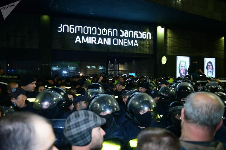 Акция протеста против показа премьеры фильма А потом мы танцевали в Тбилиси