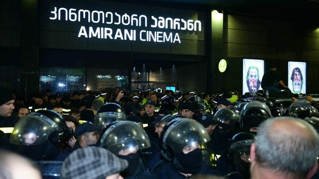 Акция протеста против показа премьеры фильма А потом мы танцевали в Тбилиси Акция протеста против показа премьеры фильма А потом мы танцевали в Тбилиси