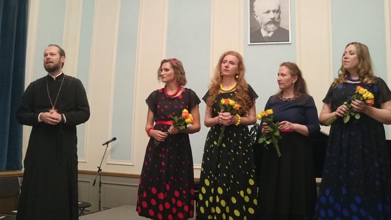 Настоятель русского храма Всех Святых в Страсбурге архимандрит Филипп (Рябых) представляет в Центре православной культуры при храме вокальное трио Настроение Настоятель русского храма Всех Святых в Страсбурге архимандрит Филипп (Рябых) представляет в Центре православной культуры при храме вокальное трио Настроение