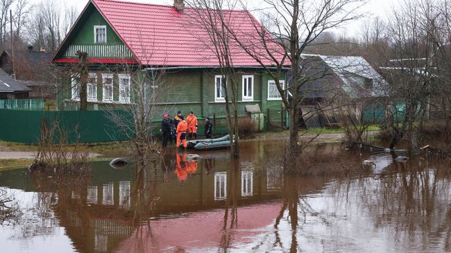 Последствия подтопления в поселке Крестцы Новгородской области Последствия подтопления в поселке Крестцы Новгородской области