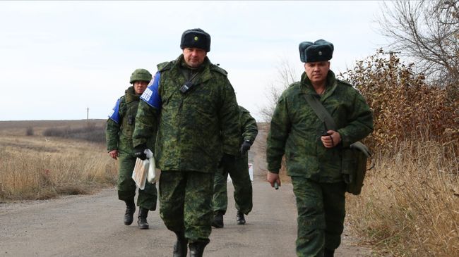 Члены СЦКК в селе Петровское в Донецкой области, где должен состояться отвод сил бойцов подразделений ДНР Члены СЦКК в селе Петровское в Донецкой области, где должен состояться отвод сил бойцов подразделений ДНР