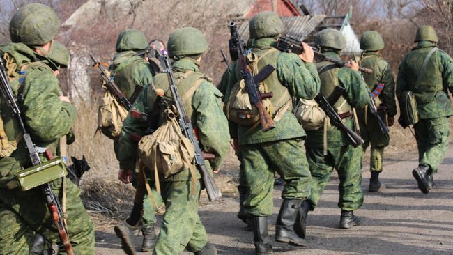 Военнослужащие Народной милиции ДНР покидают свои позиции у села Петровского