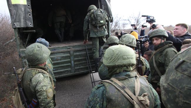 Военнослужащие Народной милиции ДНР покидают свои позиции у села Петровского Военнослужащие Народной милиции ДНР покидают свои позиции у села Петровского