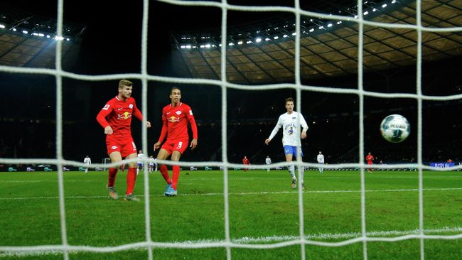 Leipzig's German forward Timo Werner (L) scores during the German first division Bundesliga football match Hertha BSC Berlin v RB Leipzig, at the Olymic Stadium in Berlin on November 9, 2019. (Photo by Odd ANDERSEN / AFP) / RESTRICTIONS: DFL REGULATIONS PROHIBIT ANY USE OF PHOTOGRAPHS AS IMAGE SEQUENCES AND/OR QUASI-VIDEO Leipzig's German forward Timo Werner (L) scores during the German first division Bundesliga football match Hertha BSC Berlin v RB Leipzig, at the Olymic Stadium in Berlin on November 9, 2019. (Photo by Odd ANDERSEN / AFP) / RESTRICTIONS: DFL REGULATIONS PROHIBIT ANY USE OF PHOTOGRAPHS AS IMAGE SEQUENCES AND/OR QUASI-VIDEO