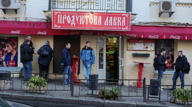 Люди на одной из улиц в центре Киева Люди на одной из улиц в центре Киева
