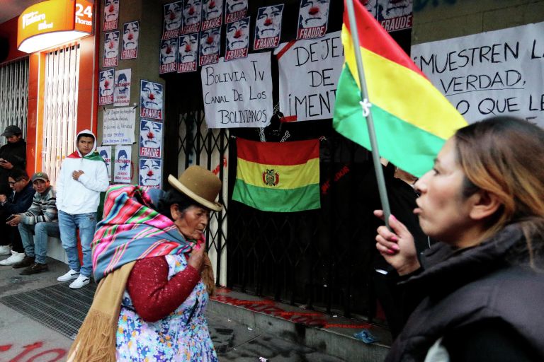 Демонстранты у входа в здание государственного боливийского телеканала Bolivia TV и радио Patria Nueva. 9 ноября 2019