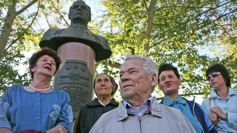 Михаил Калашников на родине в селе Курья Алтайского края с односельчанами на фоне своего бюста Михаил Калашников на родине в селе Курья Алтайского края с односельчанами на фоне своего бюста