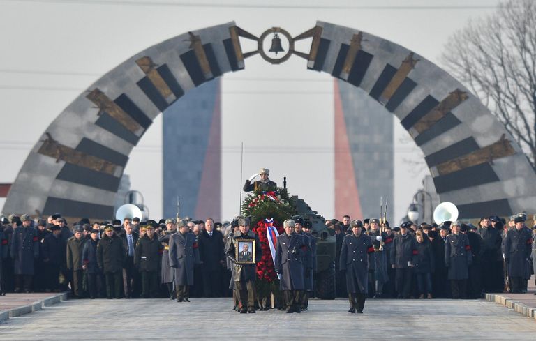 Траурная процессия во время похорон конструктора стрелкового оружия Михаила Калашникова на центральной аллее пантеона Героев Федерального военно-мемориального кладбища Траурная процессия во время похорон конструктора стрелкового оружия Михаила Калашникова на центральной аллее пантеона Героев Федерального военно-мемориального кладбища