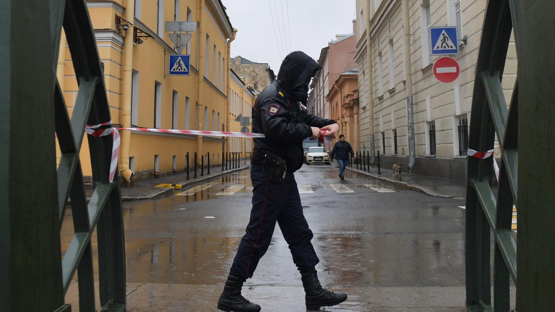 Сотрудник правоохранительных органов огораживает территорию на время следственных действий в Санкт-Петербурге Сотрудник правоохранительных органов огораживает территорию на время следственных действий в Санкт-Петербурге - РИА Новости, 1920, 20.10.2020